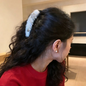 Pince à cheveux blanche en peluche avec flocon de neige en diamant et perles