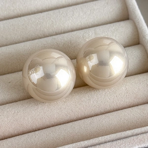 Macro shot of 25mm vintage baroque style round pearls with high mirror luster in jewelry box