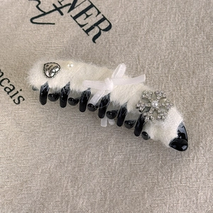 Détail de la pince à cheveux en peluche blanche avec nœud perle et flocon de neige