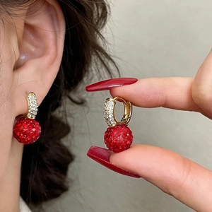 Elegante Kupfer Ohrhänger Rote Kugel Strass Eingelegt Creolen Für Damen Festlicher Süßer Modeschmuck Accessoire