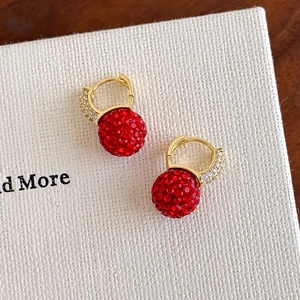 Elegante Goldohrringe mit rotem Strassball-Anhänger und mikrobesetzten Zirkonia-Akzenten