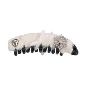 Détail de la pince banane en peluche avec flocon de strass et perle décorative