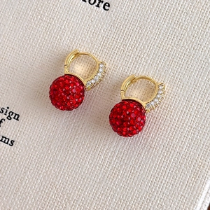 Elegante Goldohrringe mit roten Kristallkugeln und weißen Diamantakzenten für Damen