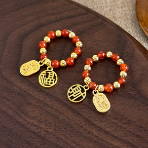 Bague perlée traditionnelle chinoise avec perles d'agate rouge et pendentifs Fu dorés