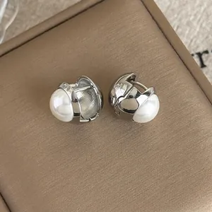 Boucles d'oreilles Créoles en Cuivre Argenté Rétro Français Avec Grande Künstliche Perle Blanche Géométriques pour Femmes
