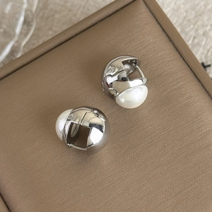 Boucles d'oreilles vintage argentées à double couche avec une grande perle ronde