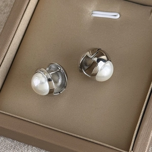 Boucles d'oreilles créoles vintage en argent avec perles blanches dans un écrin à bijoux