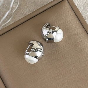Boucles d'oreilles créoles argentées polies avec perle blanche dans un écrin de luxe