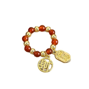 Bague en perles d'agate rouge avec breloques porte-bonheur dorées style ethnique