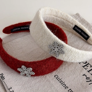 Serre-têtes d'hiver en peluche rouge et crème avec flocons de neige en strass brillants