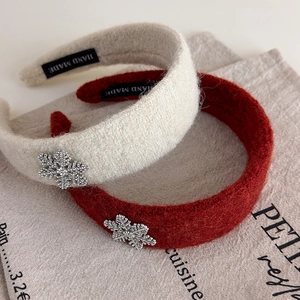 Serre-têtes d'hiver en peluche avec flocons de strass en crème et rouge foncé