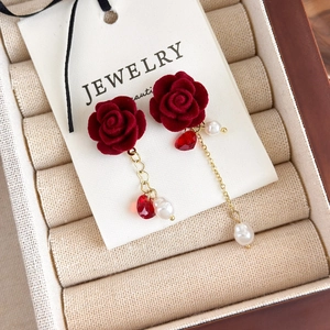 Boucles d'oreilles asymétriques élégantes en velours rouge avec cristaux cœur et perles