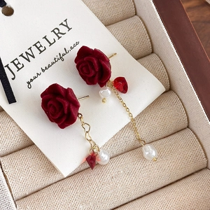 Boucles d'oreilles asymétriques en velours rouge avec perles d'eau douce et chaînes dorées