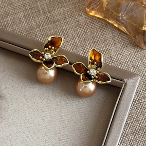 Dettaglio degli orecchini vintage iris con smalto marrone e perle pendenti