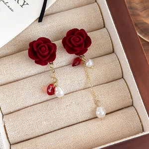 Boucles d'oreilles asymétriques avec roses en velours rouge, perles et chaînes dorées