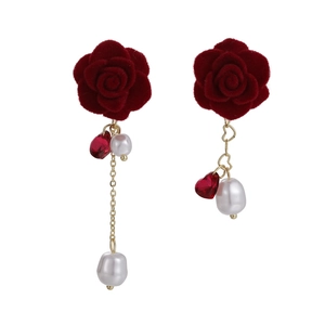 Boucles d'oreilles asymétriques avec fleurs en velours rouge cristaux cœur et perles