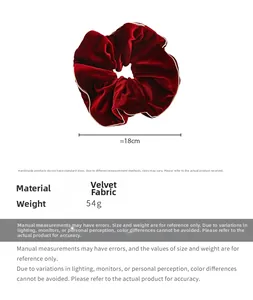 Détail du chouchou en velours rouge montrant 18 cm de diamètre et 54 g de poids