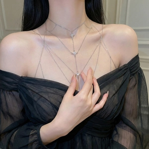 Chaîne de corps argentée multicouche avec diamants zircons sur une robe noire chic