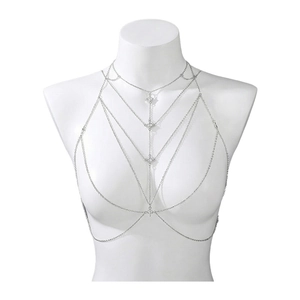 Chaîne de corps argentée multicouche minimaliste sur présentoir de buste de bijoux