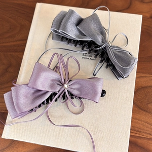 Détail de pinces à cheveux en satin avec tissu pailleté et centre en strass