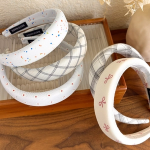 Collection de serre-têtes rembourrés avec motifs à carreaux et fleurs en beige chaud