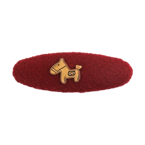 Rode pluche haarspeld met gouden hondje bedeltje voor feestelijke nieuwjaarslook