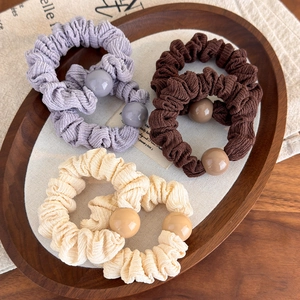 Lot de 3 chouchous plissés violets, marron et beige avec perles décoratives rondes