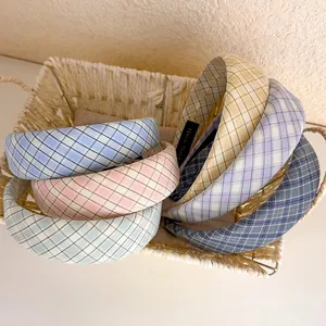 Serre-tête style français à carreaux colorés avec éponge dans un panier tissé