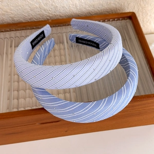 Serre-têtes larges en tissu à rayures bleues et blanches avec strass et étiquette fait main