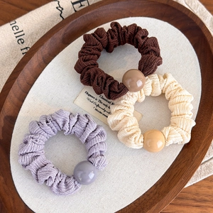 Lot de trois chouchous plissés en marron, crème et lavande avec perles décoratives
