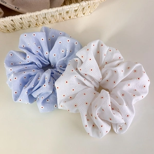 Chouchous bleus et blancs avec motif marguerite et texture en tissu souple
