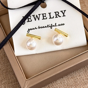French minimalist gold bar stud earrings with white pearl detail for women's daily wear