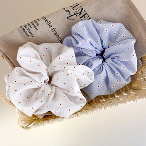 Lot de deux chouchous à motif floral marguerite bleu clair et blanc en panier