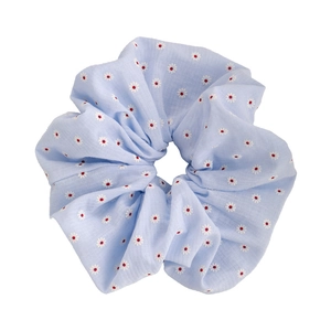 Chouchou bleu clair avec broderie de marguerites blanches pour queue de cheval haute