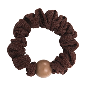 Chouchou plissé marron foncé avec une grande perle en résine beige pour coiffure femme