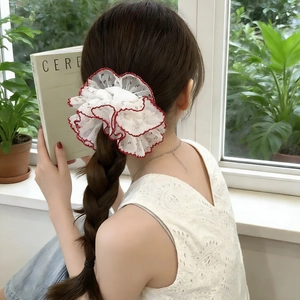Chouchou vintage en dentelle florale avec bords crochetés rouges et motif ondulé