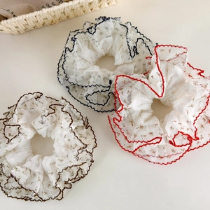 Lot de trois chouchous en dentelle florale avec bords festonnés contrastés en gros plan