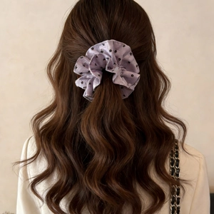 Chouchou élégant à motif floral violet double couche porté sur cheveux bouclés