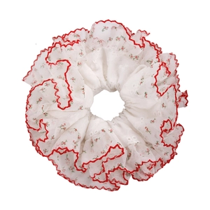 Chouchou en dentelle fleurie blanche avec bordure rouge pour une coiffure élégante
