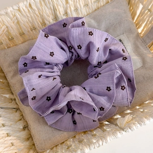 Chouchou élégant à fleurs lavande avec double couche et motif floral texturé détaillé