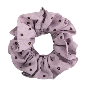 Chouchou floral lilas avec imprimés de petites fleurs noires et texture plissée