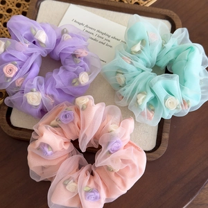 Lot de trois chouchous en organza avec roses 3D en violet, vert menthe et rose doux