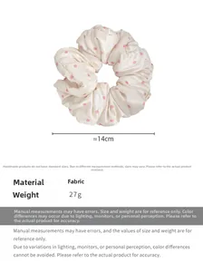 Vue détaillée du chouchou en satin à pois crème avec mesures de 14cm de diamètre