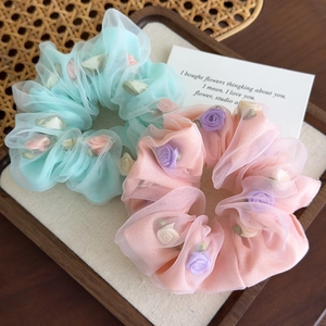 Chouchous en organza à double fleur de rose en bleu pastel et rose pour coiffures élégantes