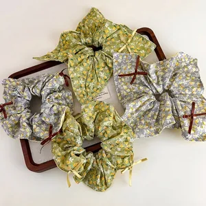 Haargummi-Set mit Blumenmuster in Grün und Blau sowie zarten Schleifen für Damenfrisuren