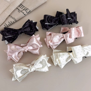 Set di sei fermagli per capelli in raso a pois nei colori nero, rosa e bianco crema