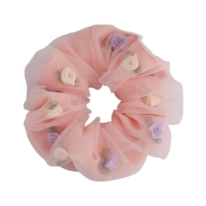 Chouchou en organza rose avec roses à double couche et détails floraux élégants