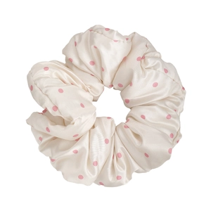 Chouchou en satin crème à pois roses pour des queues de cheval basses élégantes