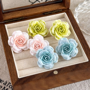 Boucles d'oreilles roses en dégradé rose, bleu et jaune dans un écrin en bois vintage