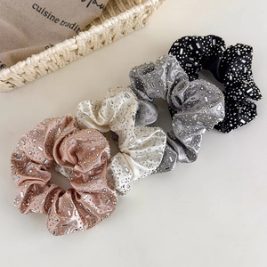 Set mit vier Strass-Satin-Haargummis in den Farben Rosa, Beige, Grau und Schwarz